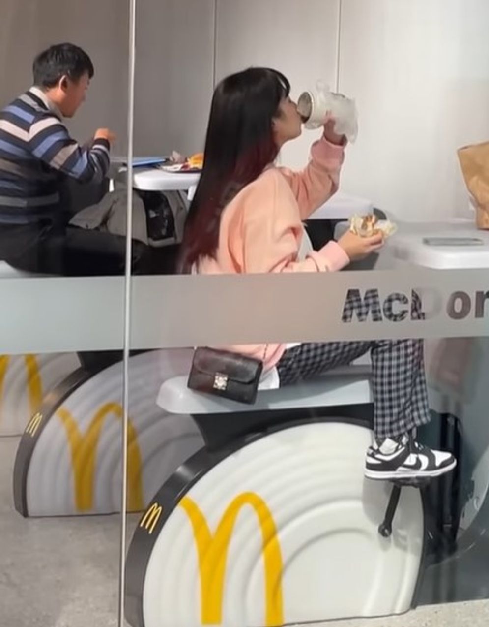 Outlet McDonald's di China, Orang Bisa Makan, Olahraga, dan Sekaligus Mengisi Daya Ponsel 